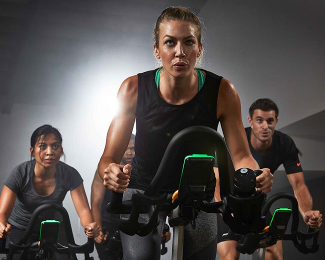 vrouw op cycle