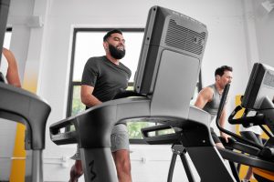 Sporters op loopbanden