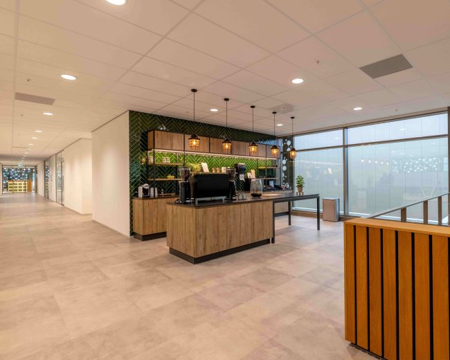 Moderne bedrijfsfitnessruimte van Dimensio ingericht met Matrix Fitness krachttoestellen en premium trainingsapparatuur.