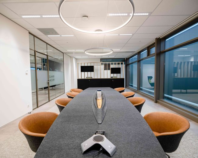 Moderne bedrijfsfitnessruimte van Dimensio ingericht met Matrix Fitness krachttoestellen en premium trainingsapparatuur.